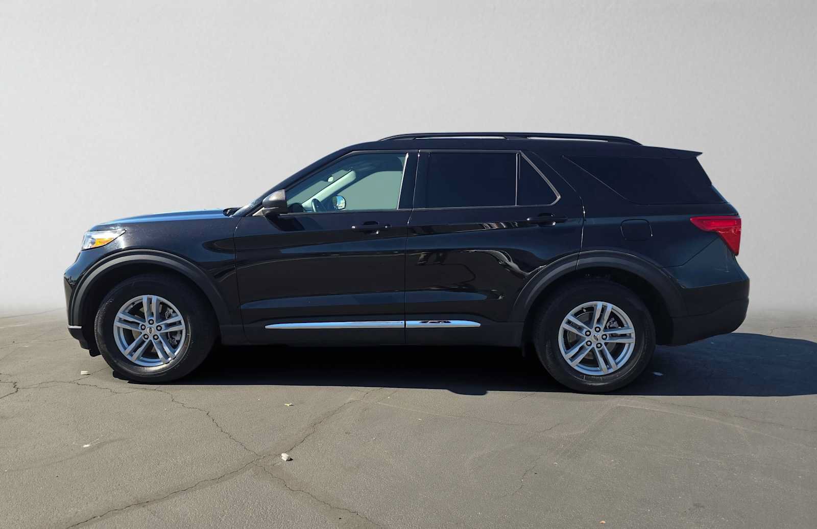 Used 2023 Ford Explorer XLT w/ Equipment Group 202A RWD image 6