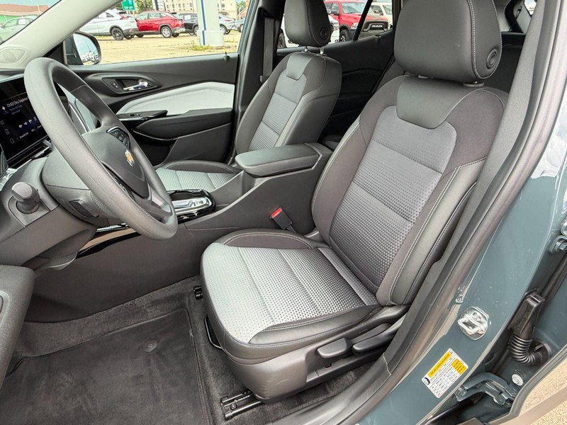 Used 2025 Chevrolet Trax LT FWD image 18