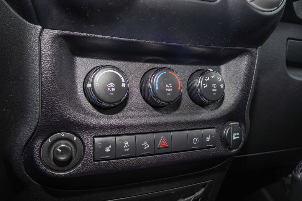 Used 2018 Jeep Wrangler Unlimited Rubicon w/ Cold Weather Group image 18