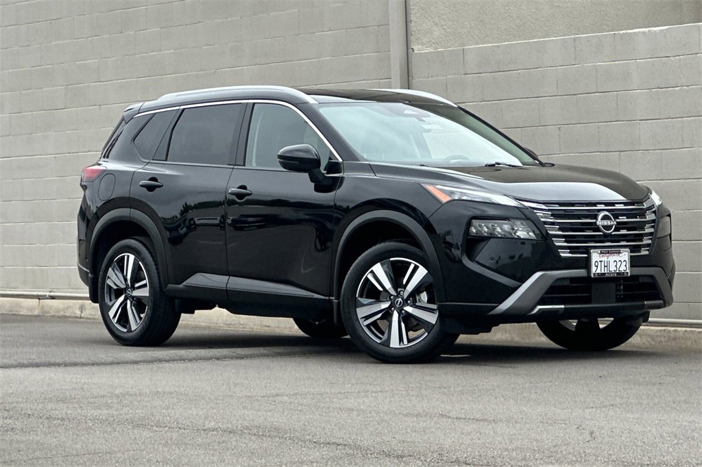 Used 2025 Nissan Rogue SL image 2