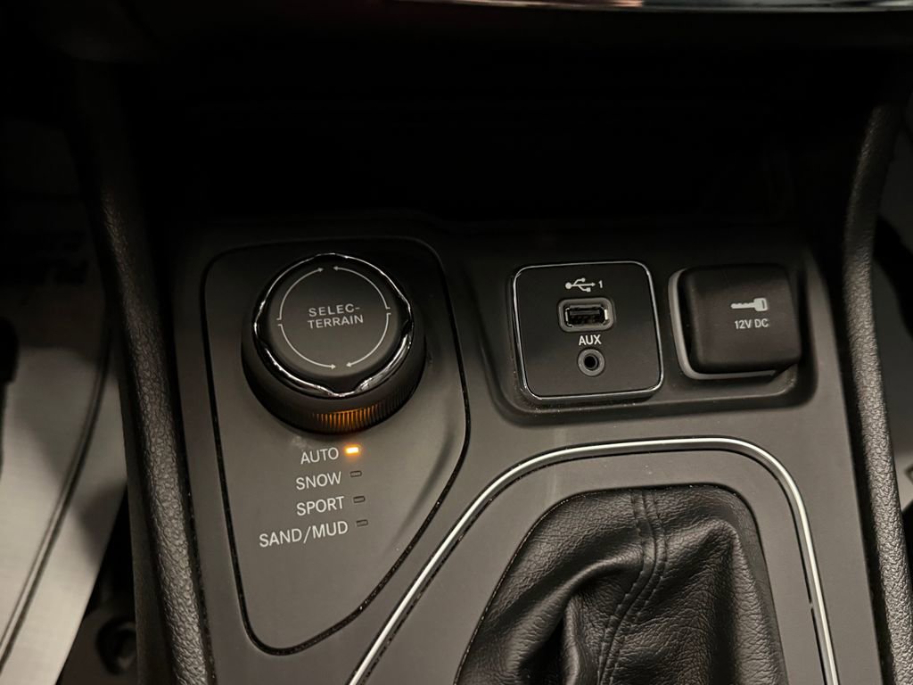 Used 2021 Jeep Cherokee Latitude Lux AWD/4WD image 17
