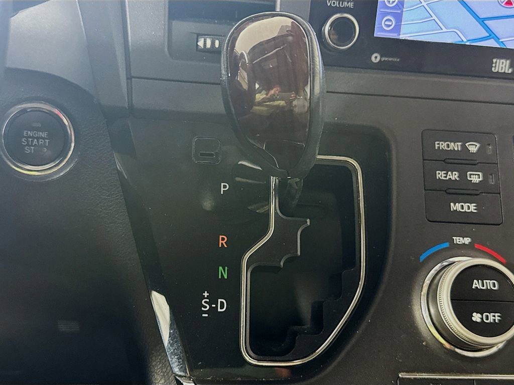 Used 2018 Toyota Sienna Limited Premium w/ Carpet Mat Package image 20