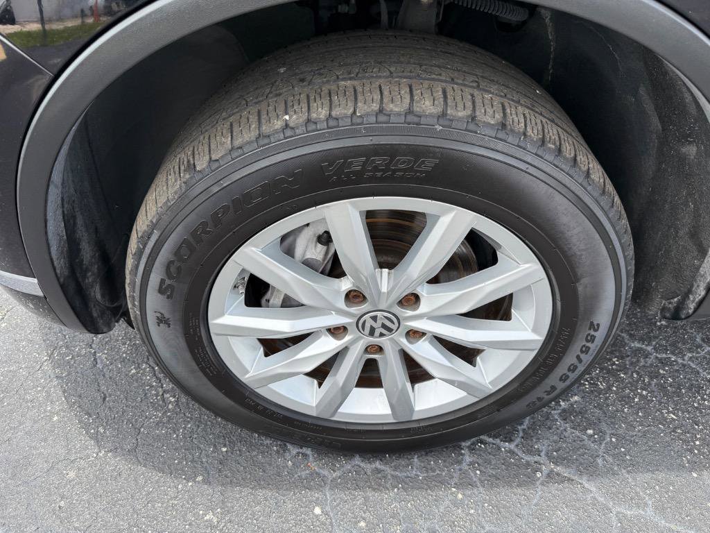 Used 2015 Volkswagen Touareg Sport image 21