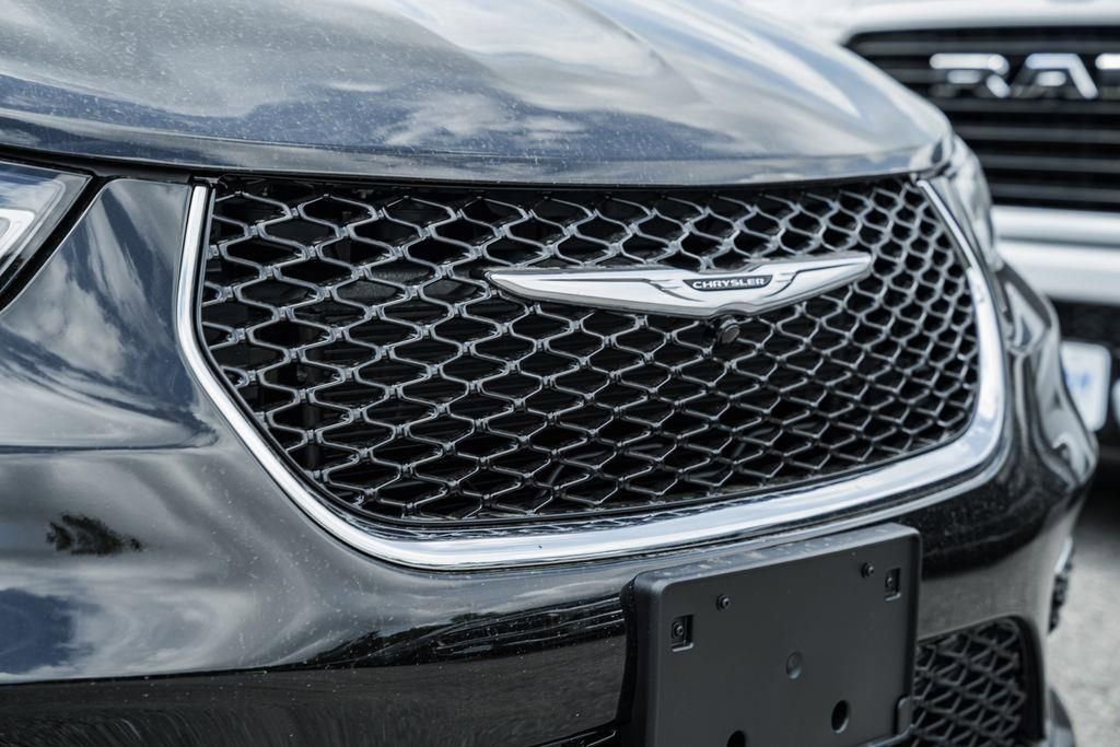 New 2025 Chrysler Pacifica Select FWD image 11