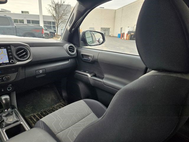 Used 2022 Toyota Tacoma TRD Sport AWD/4WD image 38