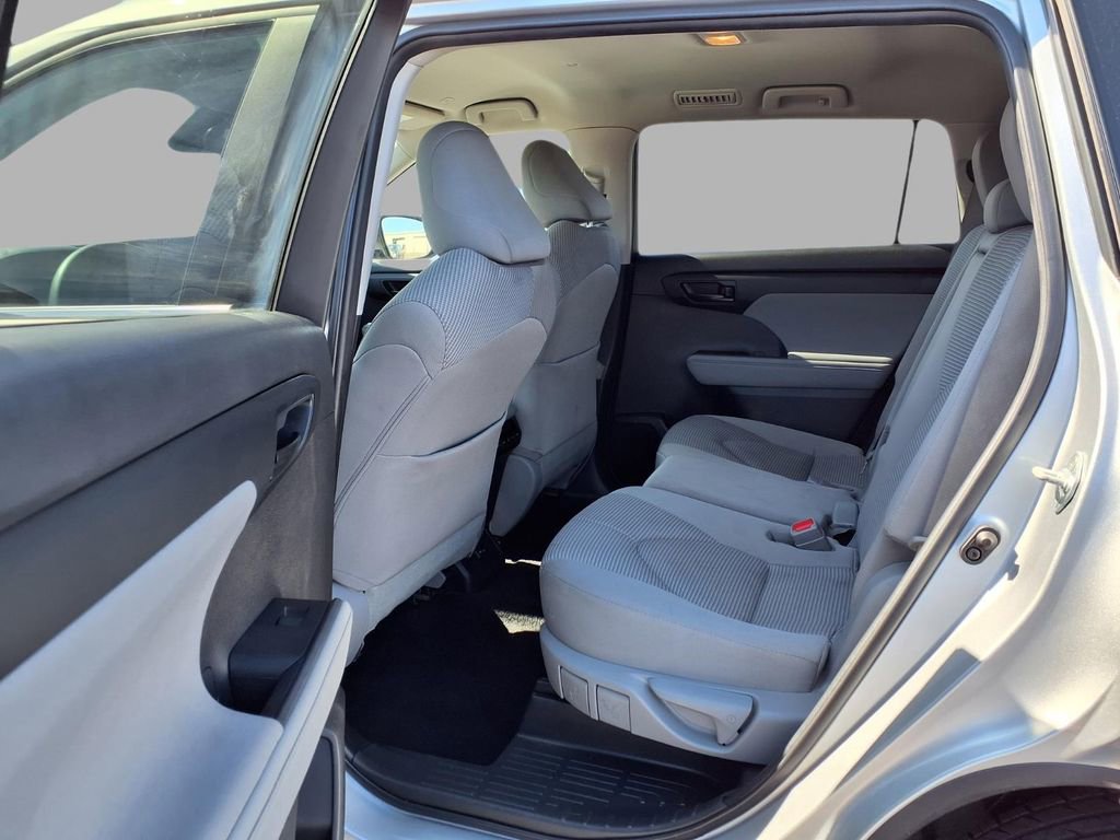 Used 2023 Toyota Highlander L image 26