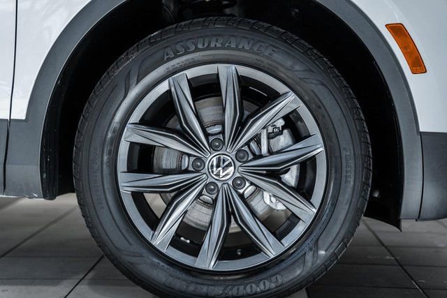 Used 2022 Volkswagen Tiguan SE w/ Panoramic Sunroof Package image 16