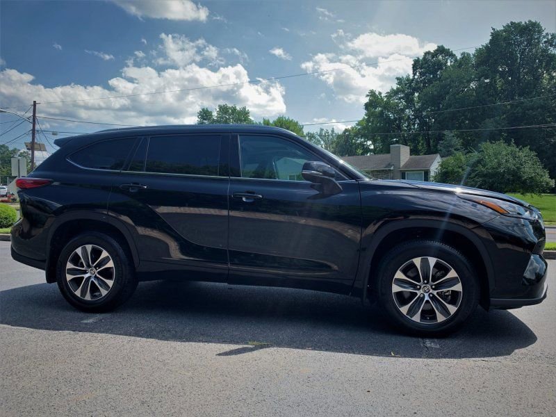 Used 2020 Toyota Highlander XLE AWD/4WD image 4