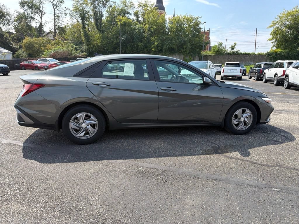 Certified 2025 Hyundai Elantra SE FWD image 8