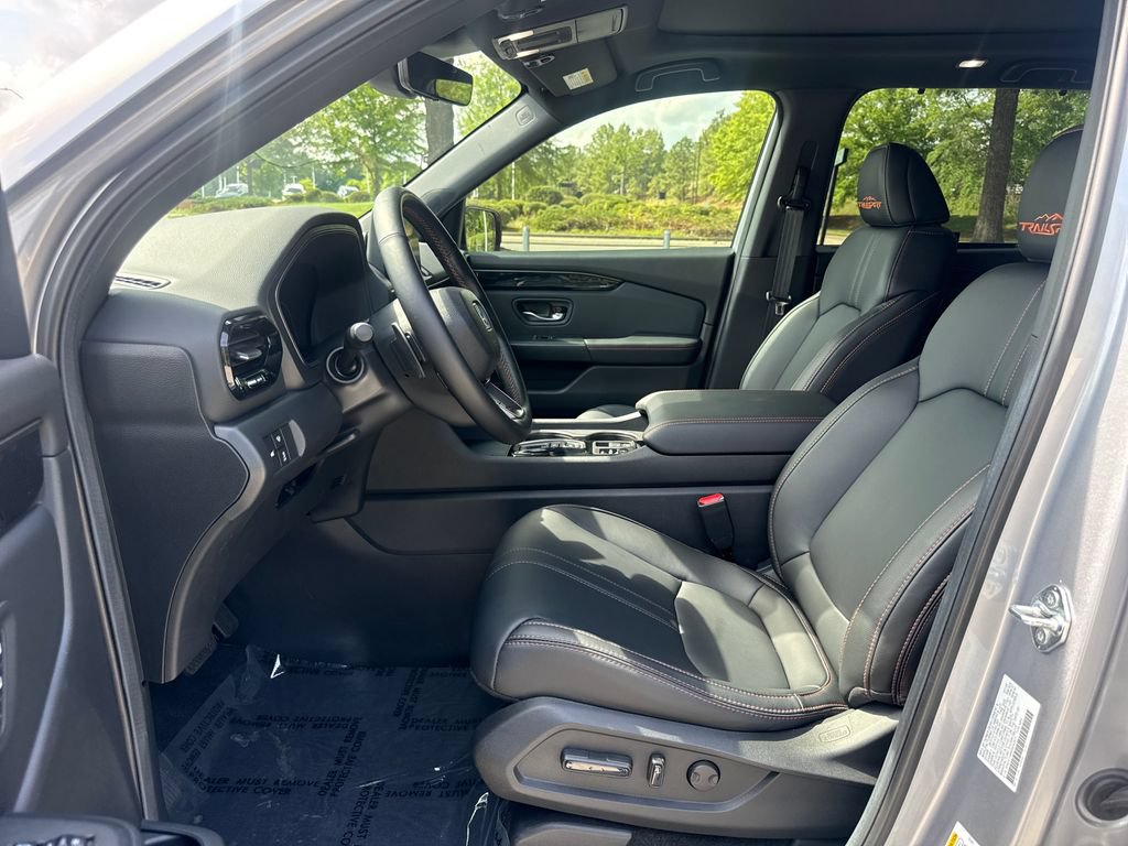 Used 2025 Honda Pilot TrailSport image 12