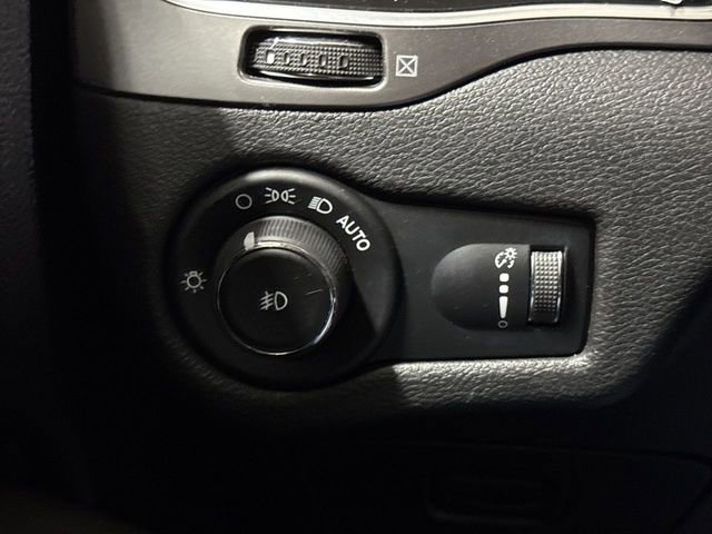 Used 2019 Jeep Cherokee Latitude w/ Popular Appearance Group AWD/4WD image 18