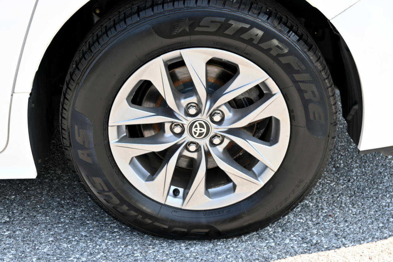 Used 2021 Toyota Sienna LE image 12