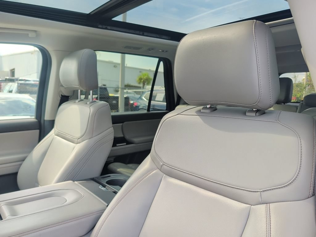 Used 2025 Ford Expedition Active RWD image 10