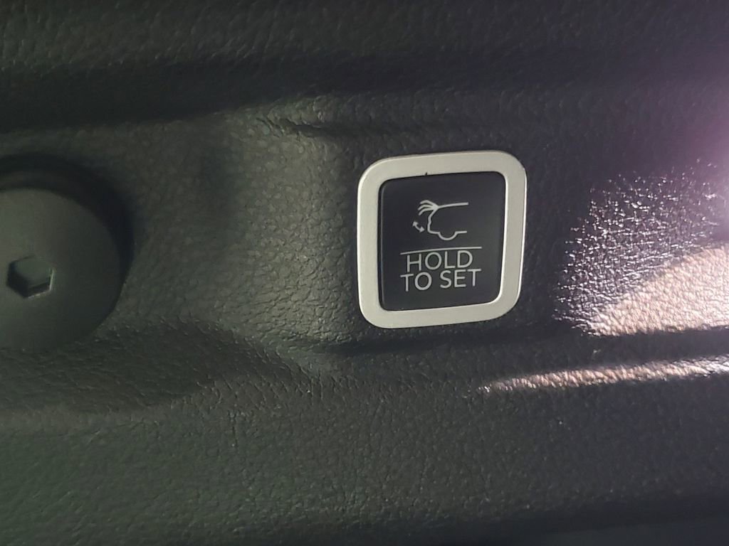 Used 2023 Jeep Grand Cherokee L Laredo image 8
