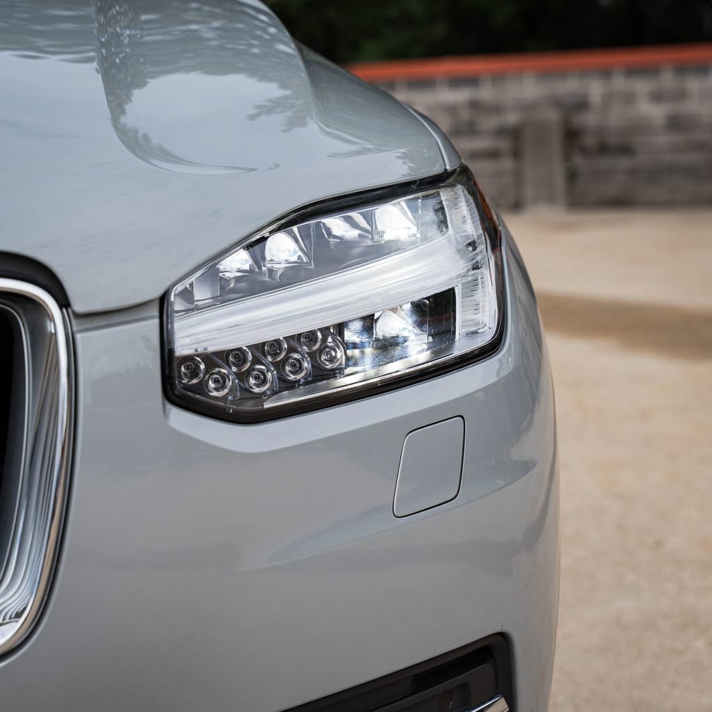 Certified 2025 Volvo XC90 T8 Plus w/ Protection Package Premier AWD/4WD image 3
