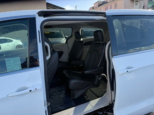Used 2024 Chrysler Pacifica Touring-L image 10