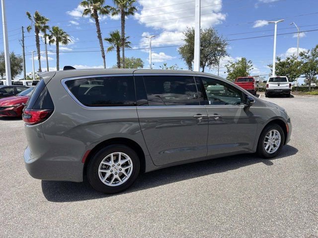 Used 2025 Chrysler Pacifica Select FWD image 2