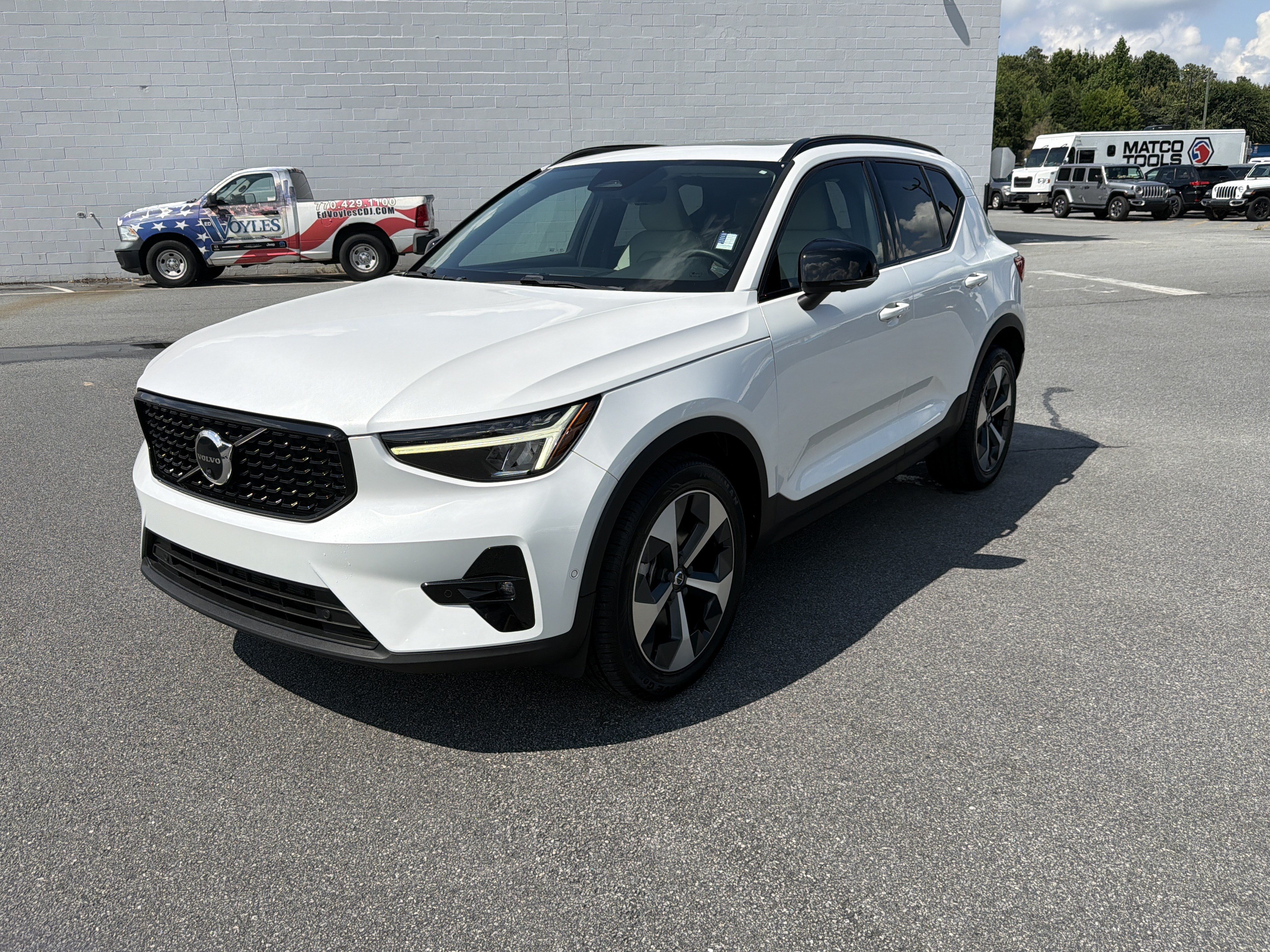 Used 2023 Volvo XC40 B4 Ultimate FWD image 3