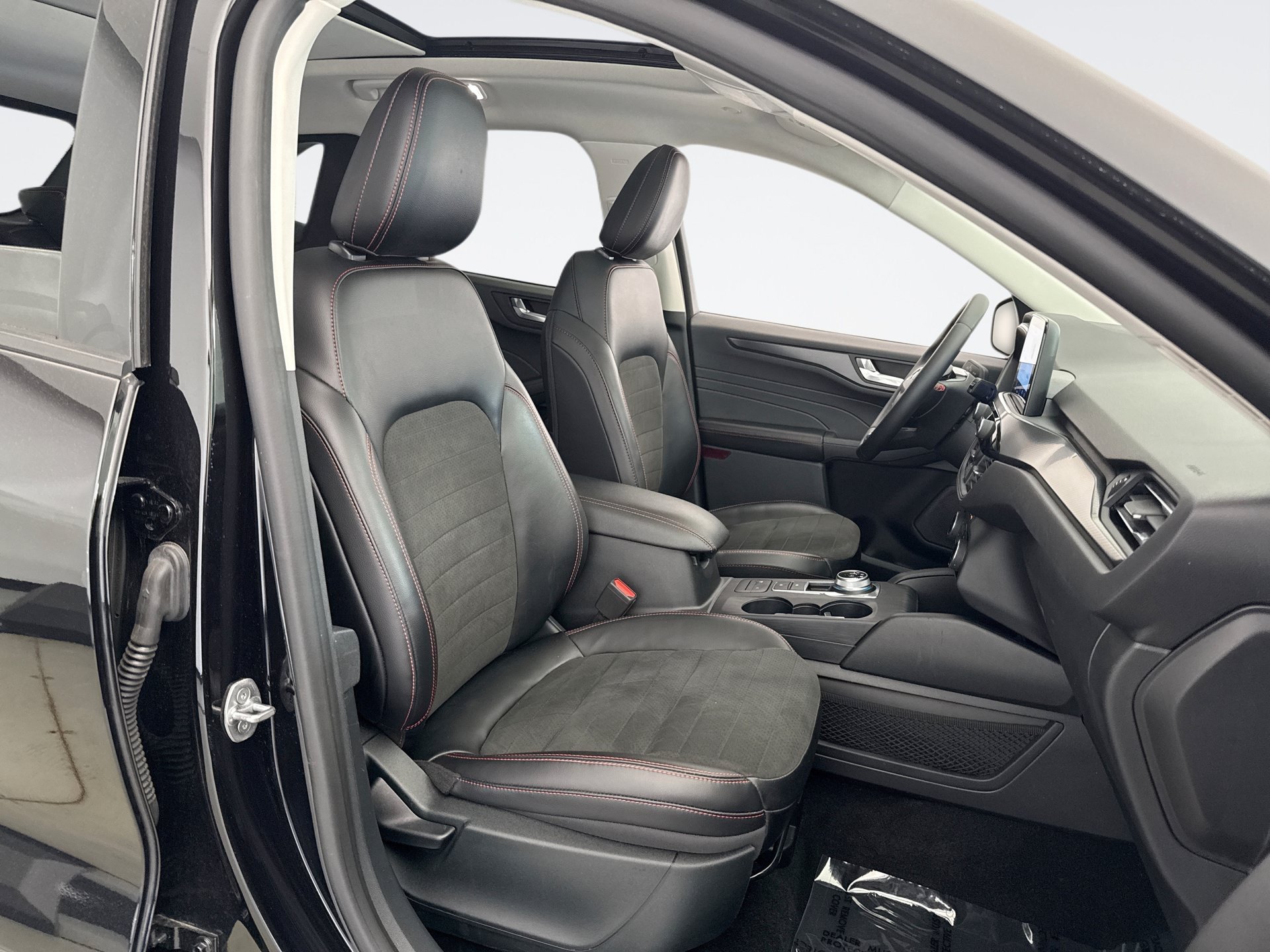 Used 2022 Ford Escape SEL w/ SEL Stealth AWD Package image 16