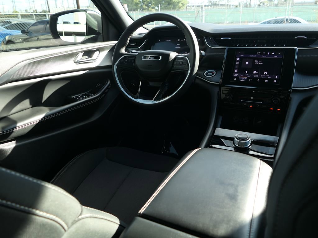 Used 2024 Jeep Grand Cherokee Laredo X image 22