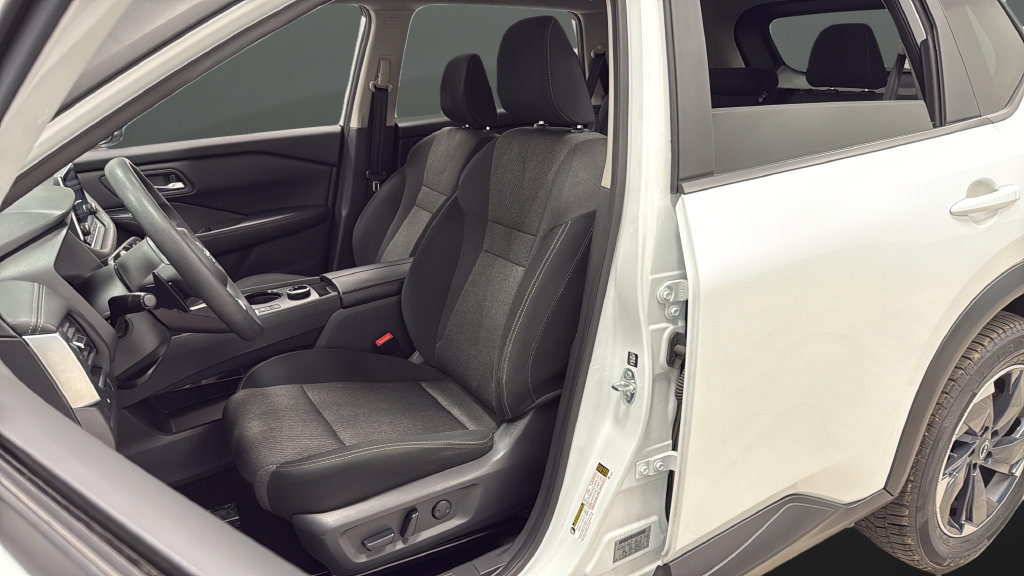 Used 2024 Nissan Rogue SV AWD/4WD image 9