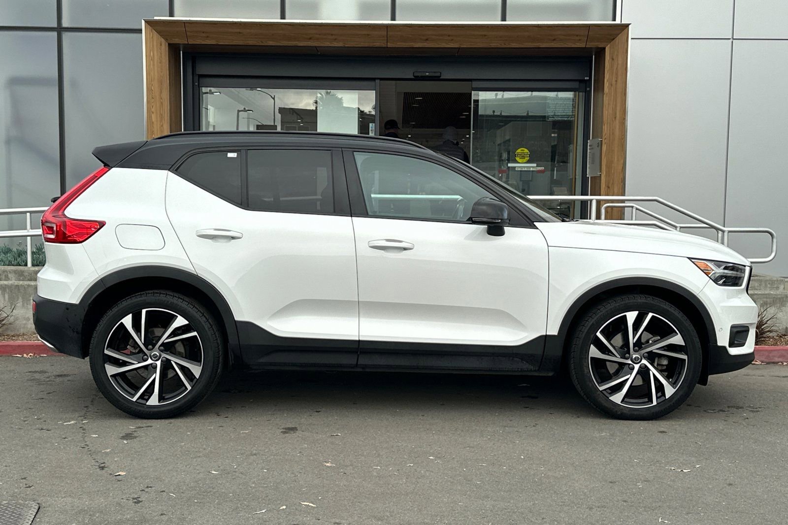Used 2019 Volvo XC40 T4 R-Design image 8