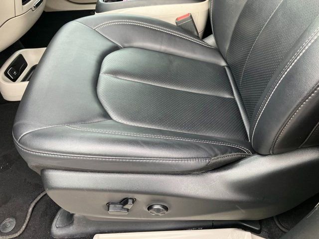 Used 2024 Chrysler Pacifica Touring-L image 14