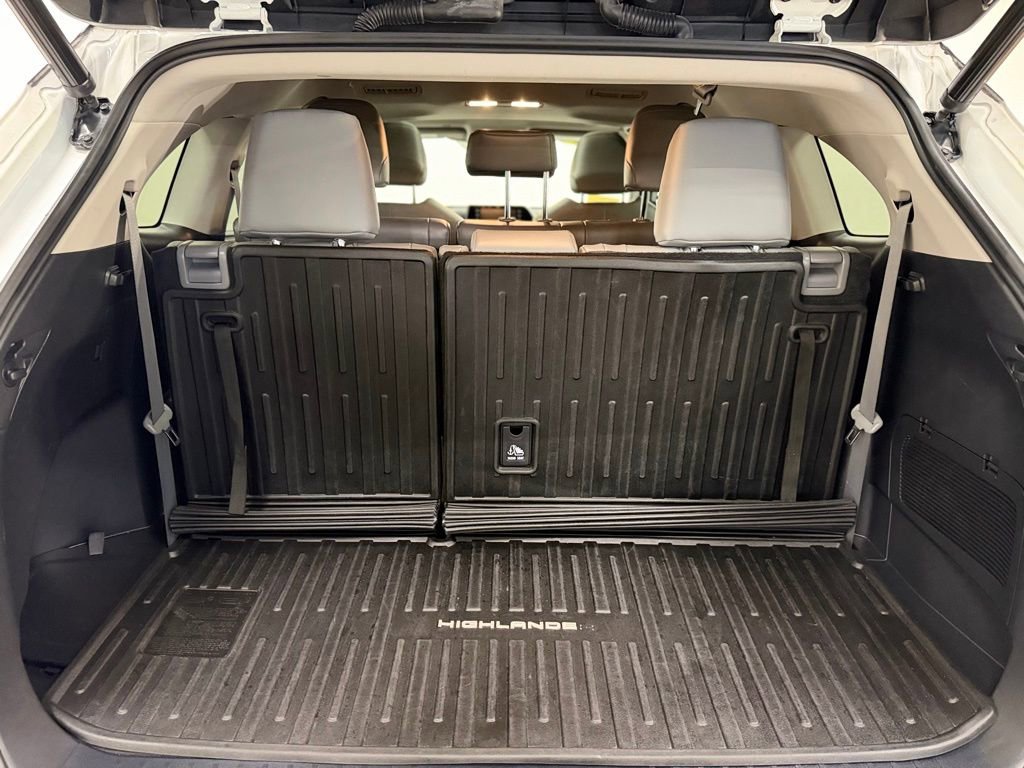 Used 2022 Toyota Highlander XLE image 6