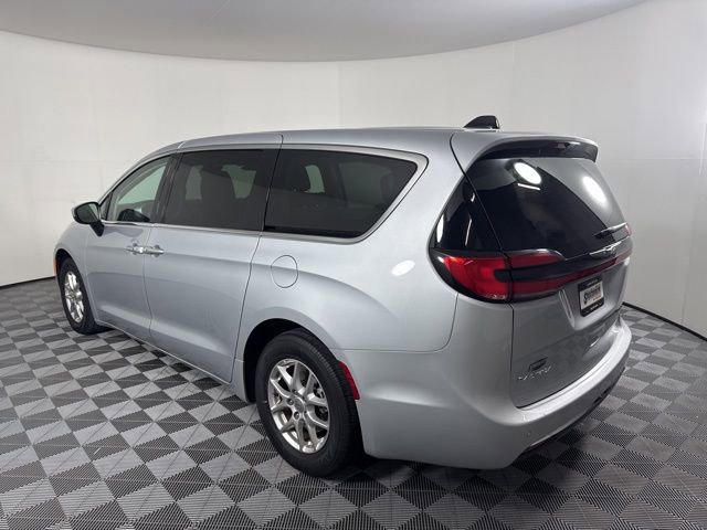 Used 2023 Chrysler Pacifica Touring-L image 5