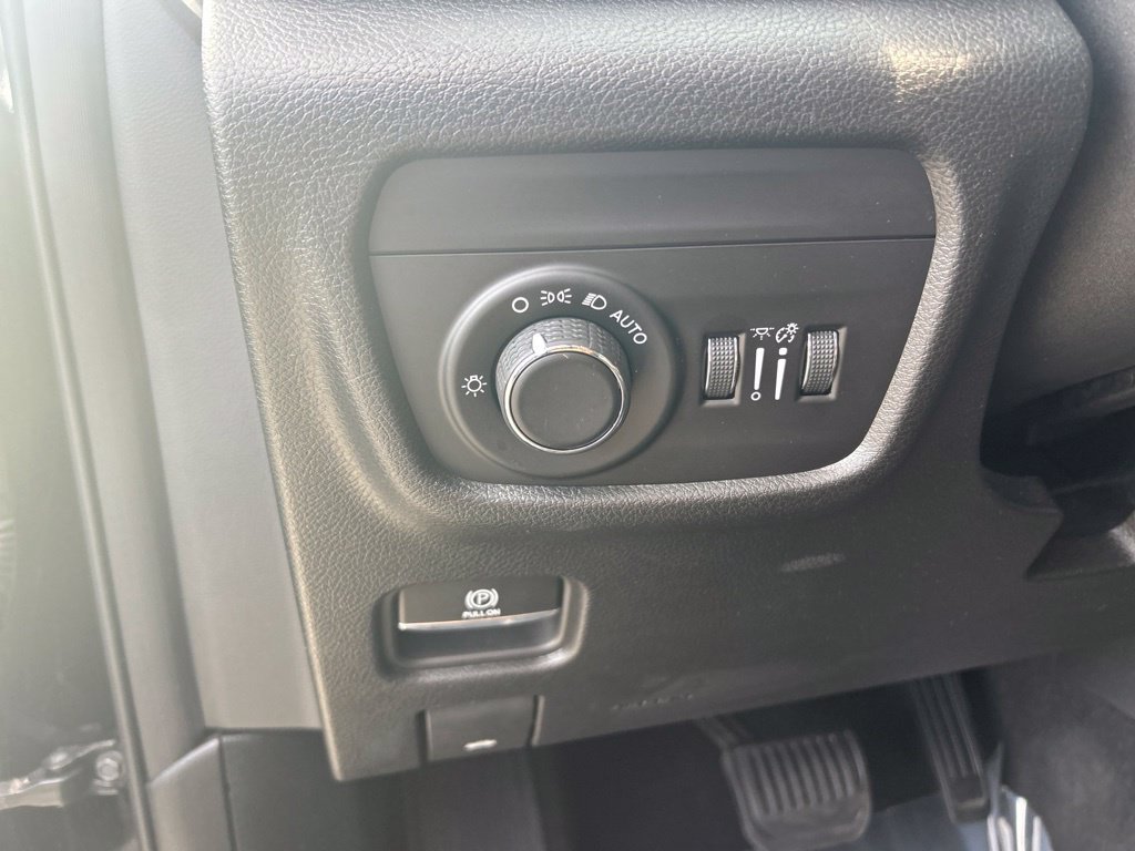 Used 2023 Jeep Grand Cherokee Laredo w/ Luxury Tech Group I RWD image 35