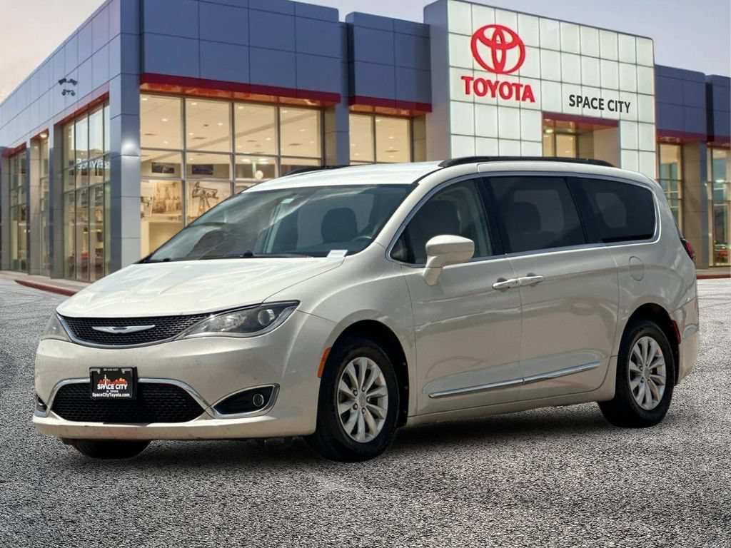 Used 2017 Chrysler Pacifica Touring-L FWD video 2