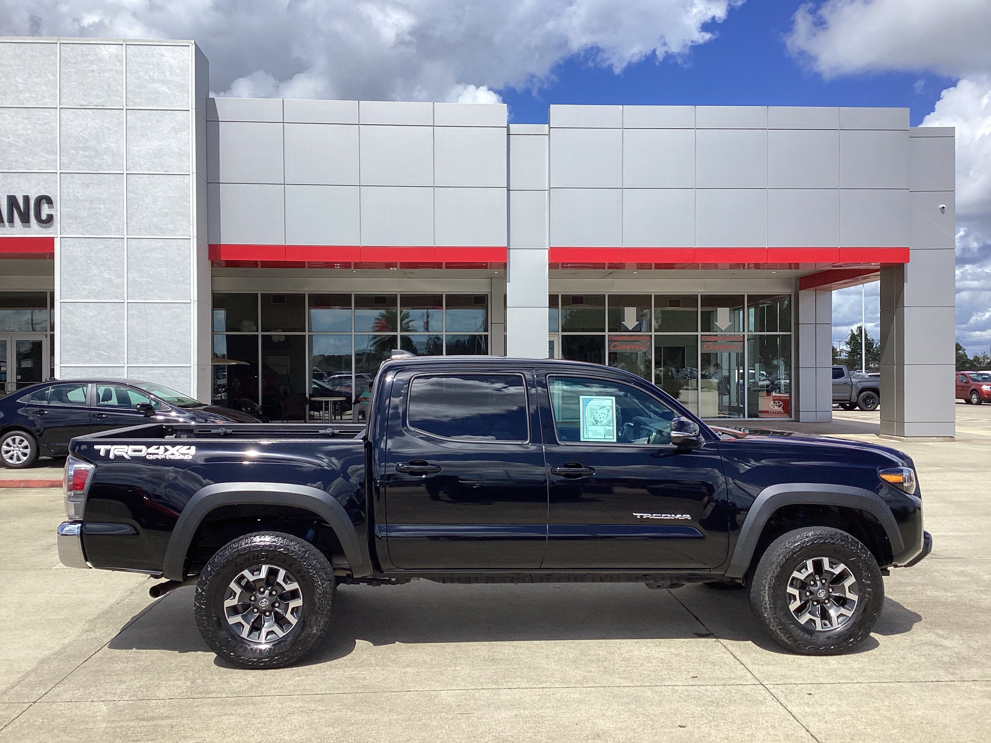 Used 2023 Toyota Tacoma TRD Off-Road AWD/4WD image 8