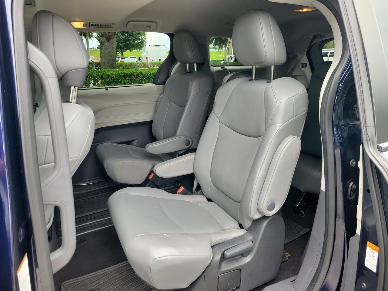Used 2023 Toyota Sienna XLE FWD image 11
