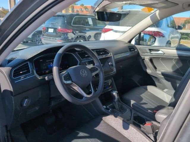 Used 2022 Volkswagen Tiguan SE w/ Panoramic Sunroof Package image 8