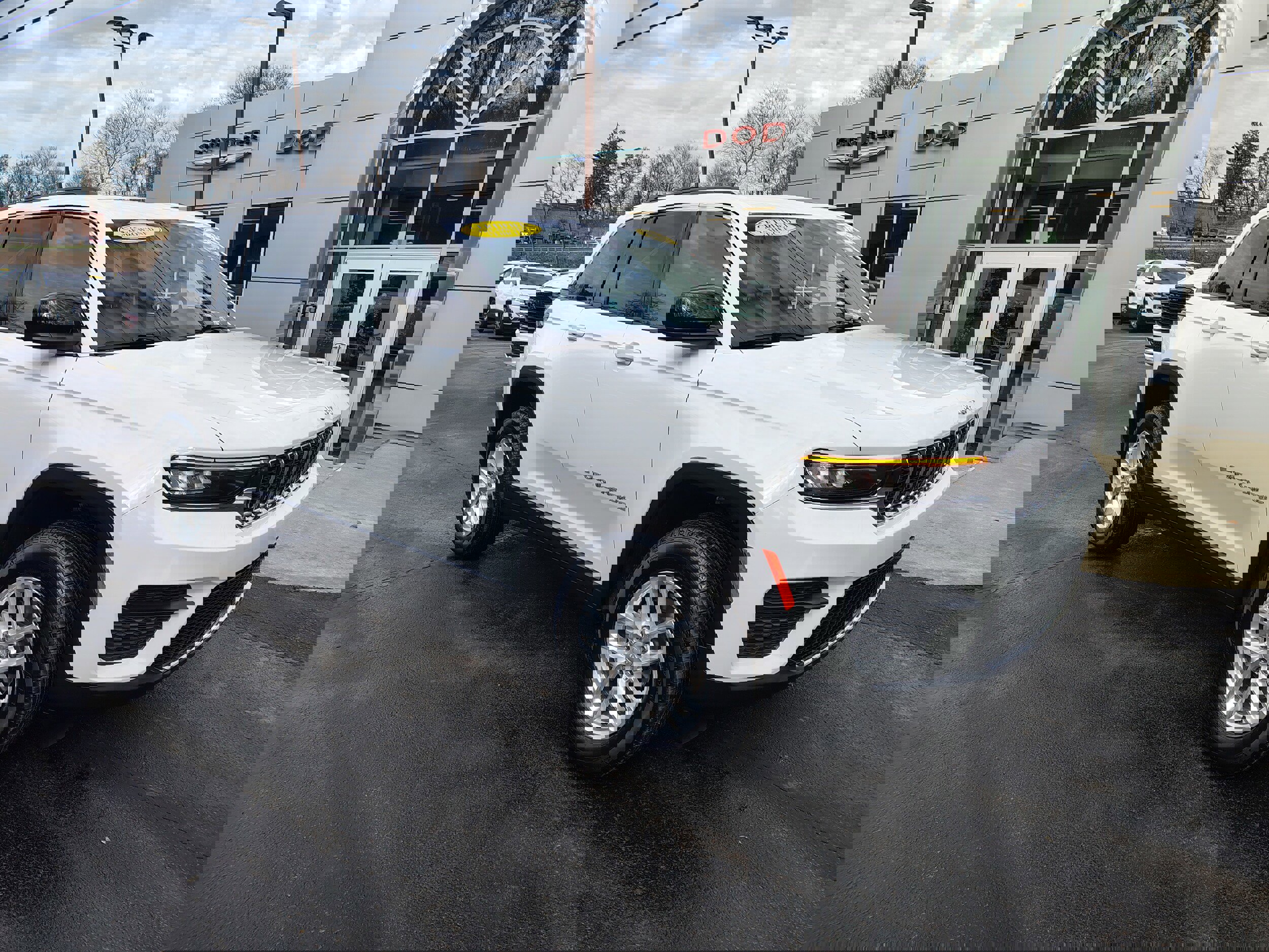 Certified 2025 Jeep Grand Cherokee Laredo X w/ Luxury Tech Group I image 2