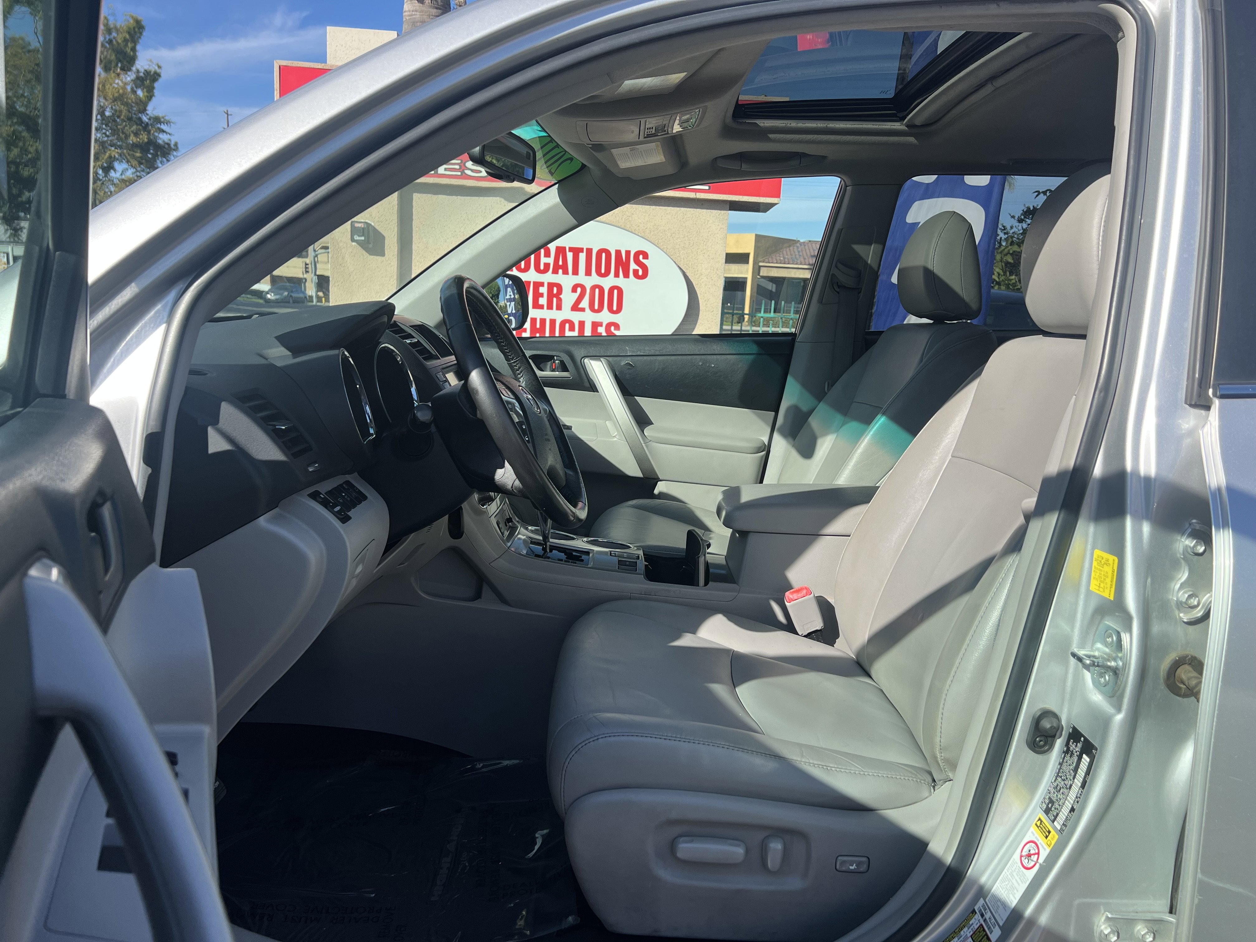 Used 2011 Toyota Highlander SE w/ Tow Pkg FWD image 12