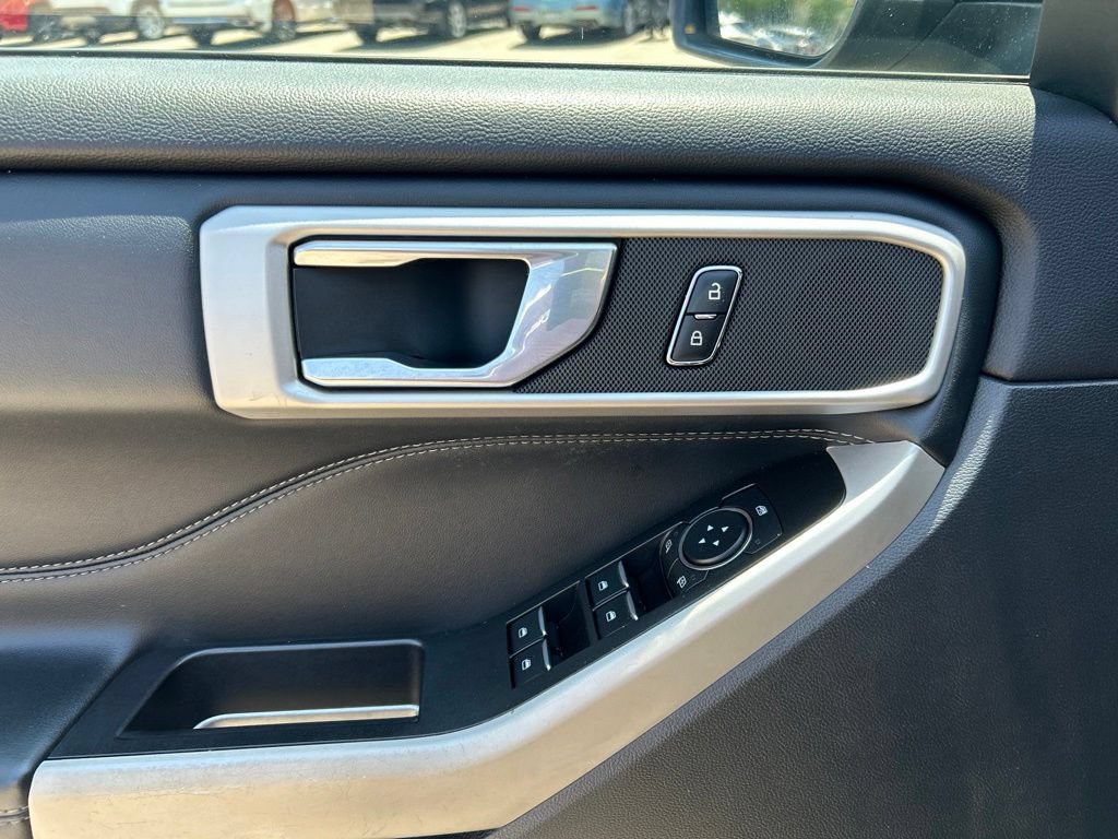 Used 2020 Ford Explorer XLT w/ Equipment Group 202A AWD/4WD image 15