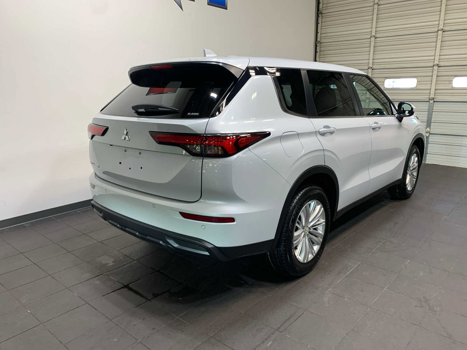 Used 2024 Mitsubishi Outlander ES image 3