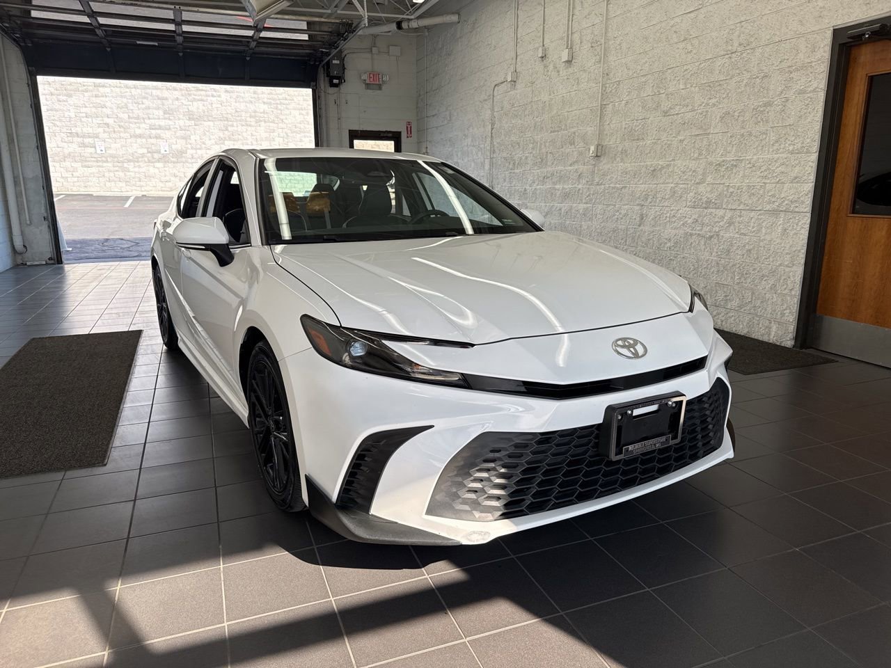 Used 2025 Toyota Camry SE w/ Convenience Package image 2