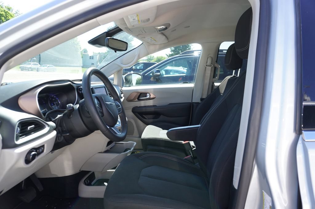 Used 2023 Chrysler Voyager LX FWD image 2