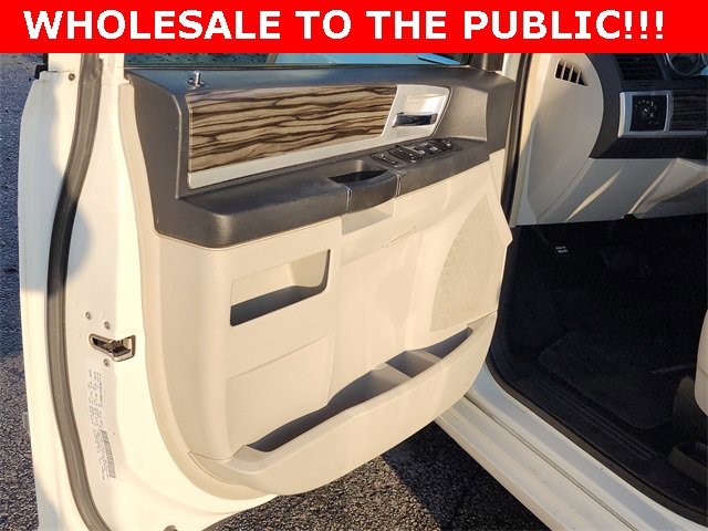 Used 2010 Chrysler Town & Country Touring image 9