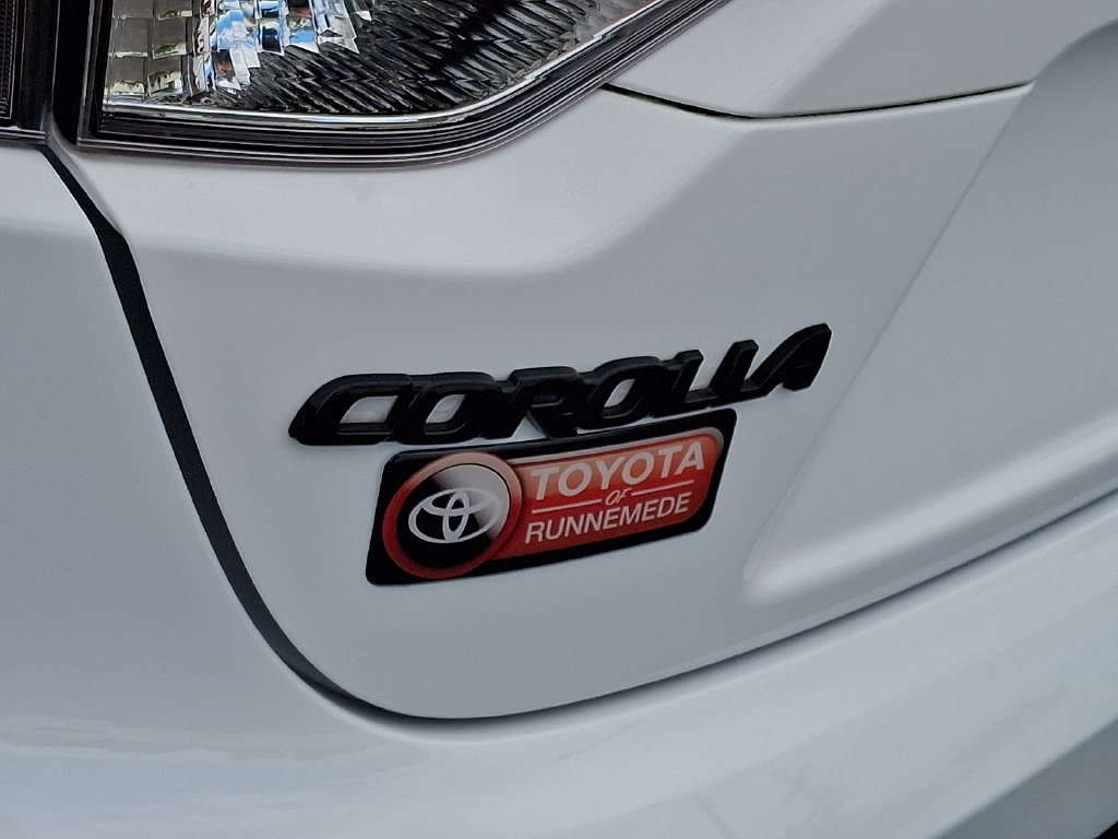 Certified 2025 Toyota Corolla SE FWD image 31