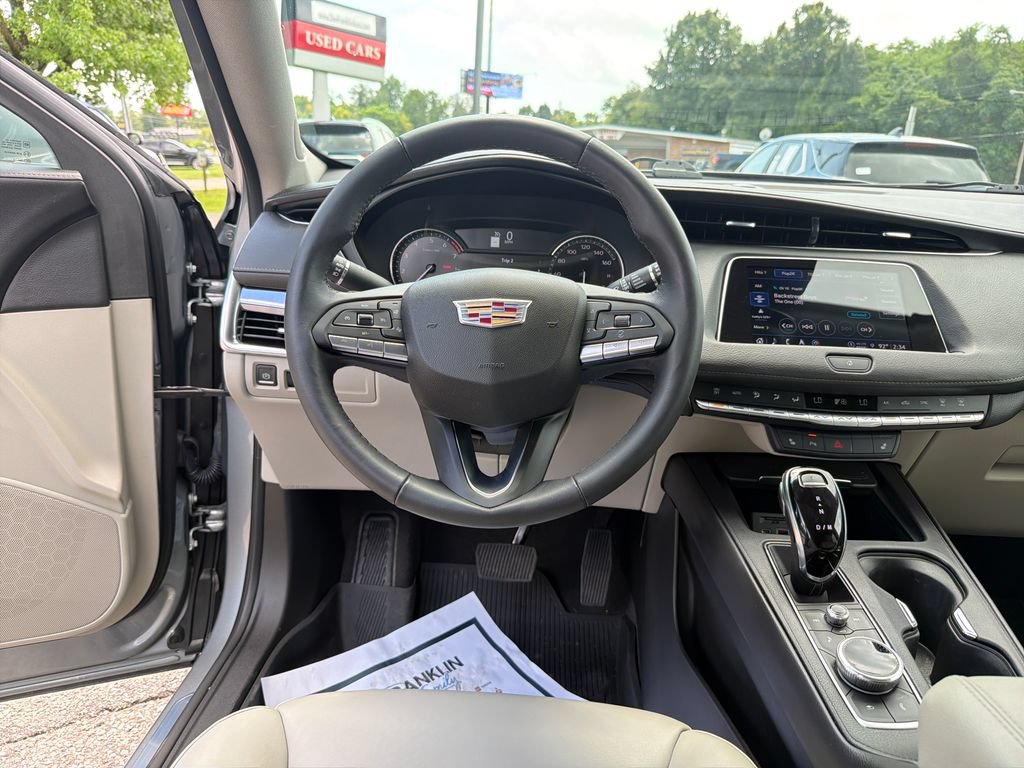 Used 2023 Cadillac XT4 Luxury w/ Cold Weather Package FWD image 17
