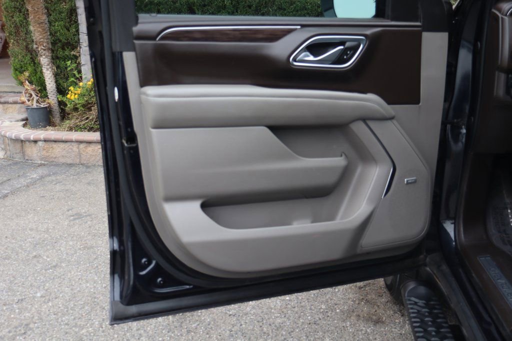 Used 2022 Chevrolet Suburban Z71 w/ Luxury Package image 16