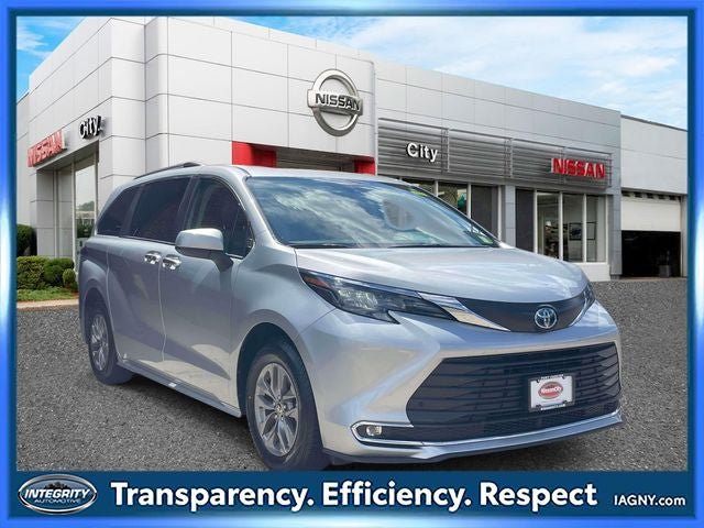 Used 2024 Toyota Sienna XLE FWD image 1