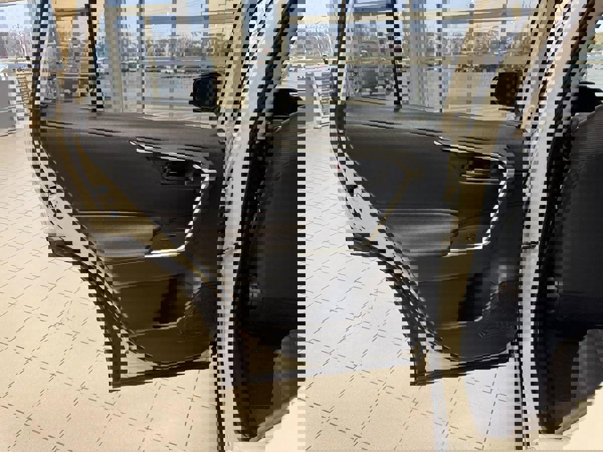 Used 2019 Toyota RAV4 LE w/ All Weather Liner Package AWD/4WD image 40