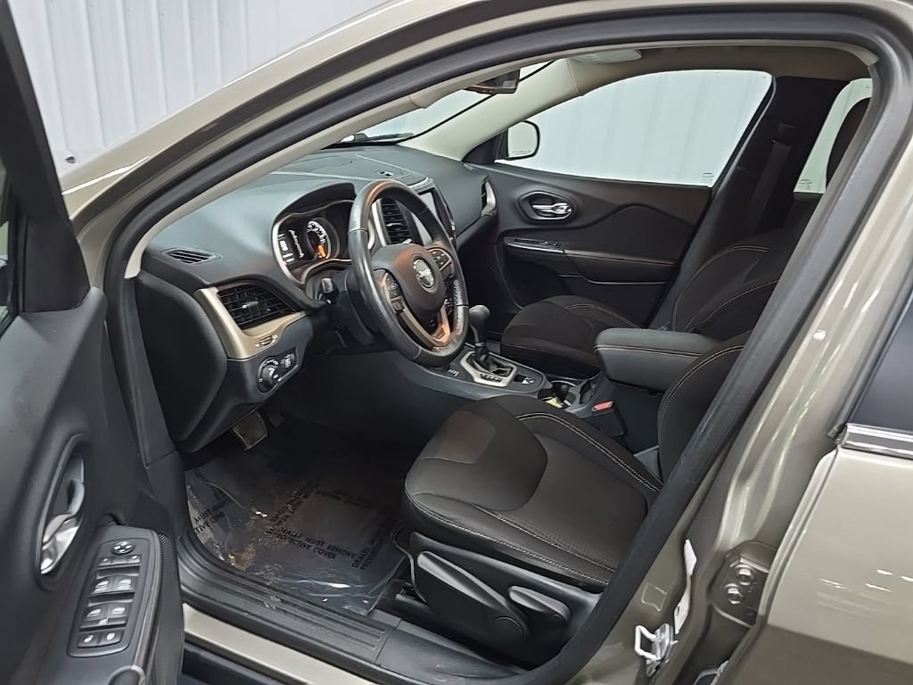 Used 2016 Jeep Cherokee Latitude w/ Cold Weather Group AWD/4WD image 28