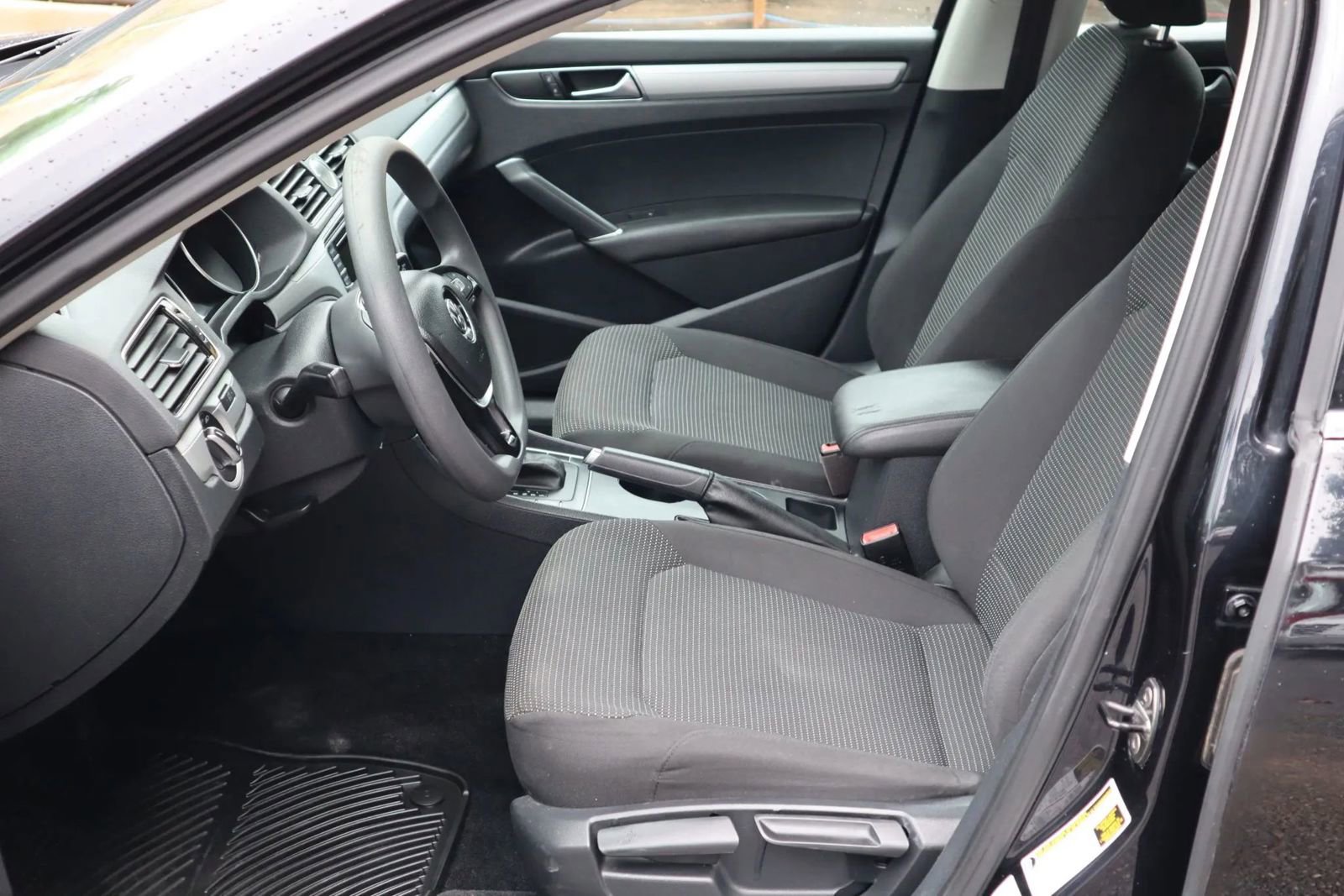 Used 2017 Volkswagen Passat 1.8T S image 9