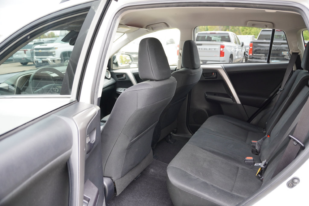 Used 2017 Toyota RAV4 LE AWD/4WD image 16