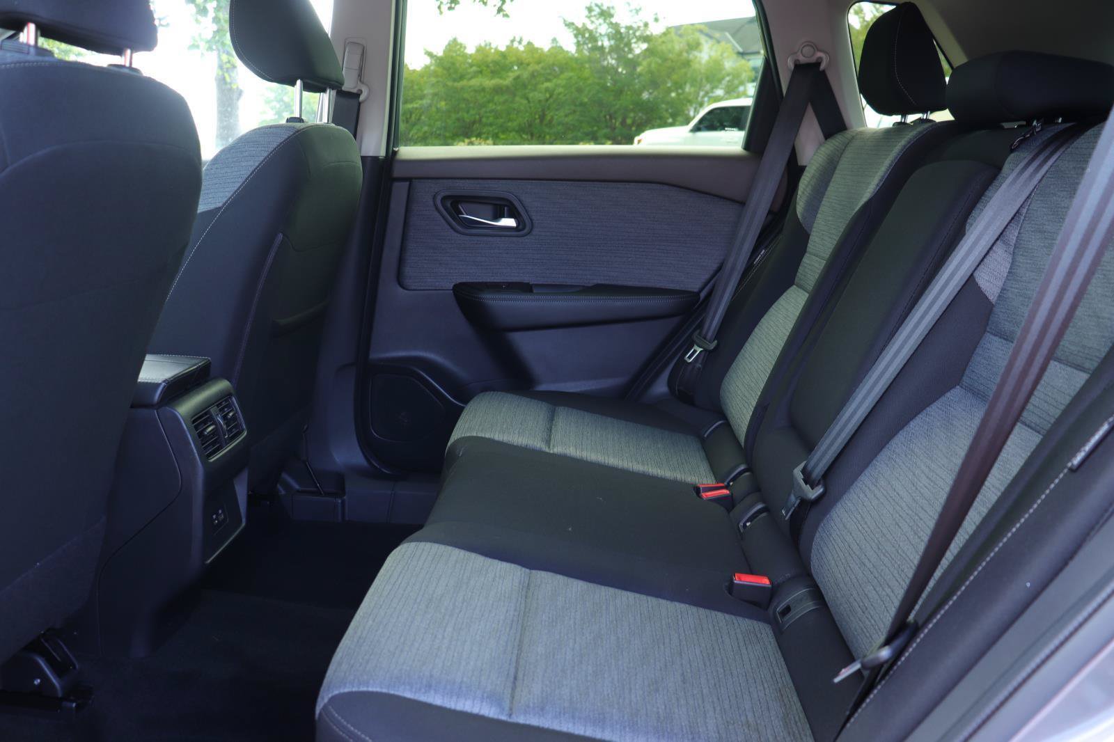 Used 2023 Nissan Rogue SV FWD image 12